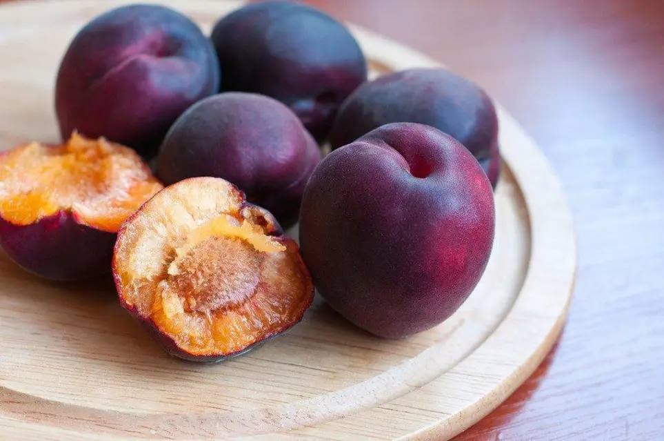 Абрикос Мелітопольський чорний